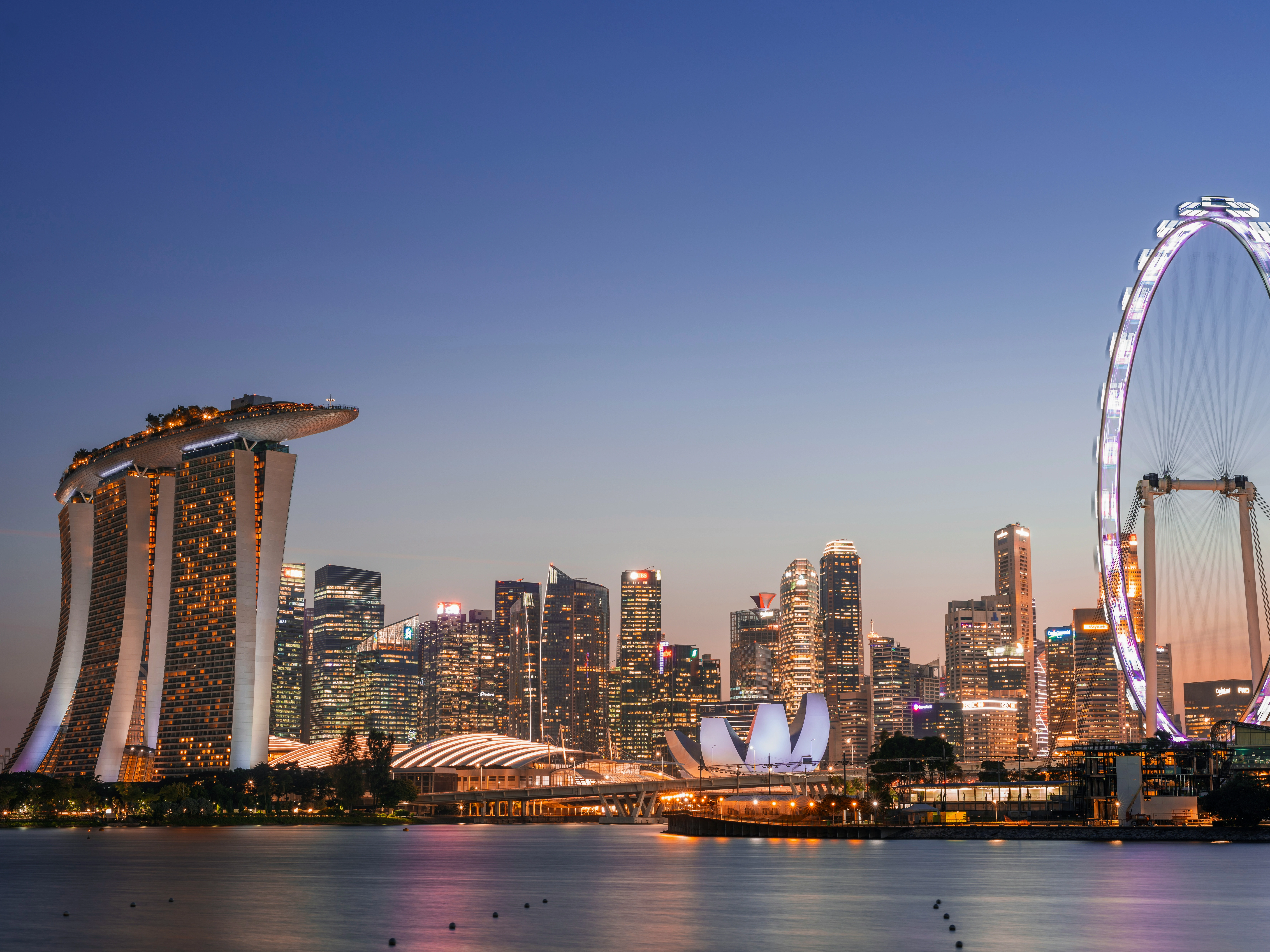Singapore skyline at Marina Bay featuring Marina Bay Sands and the waterfront, a major harbour destination in Southeast Asia.