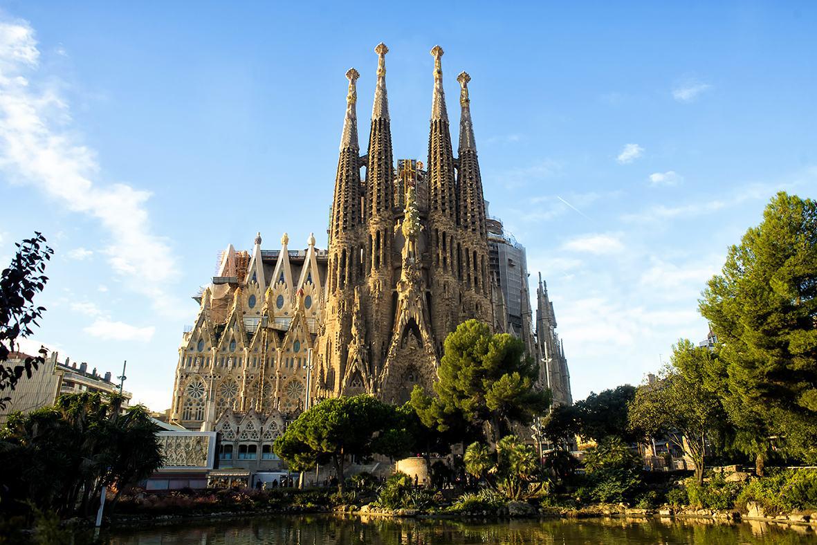 la-sagrada-familia-cathedral-barcelona-spain